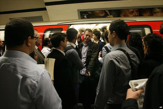 File:Congestion-on-the-london-underground.jpg