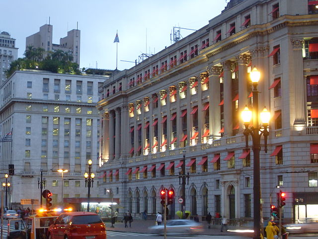 File:Prefeitura e shopping light.JPG