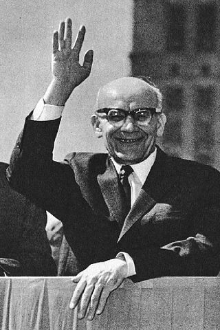 File:Wladyslaw Gomulka na trybunie.jpg