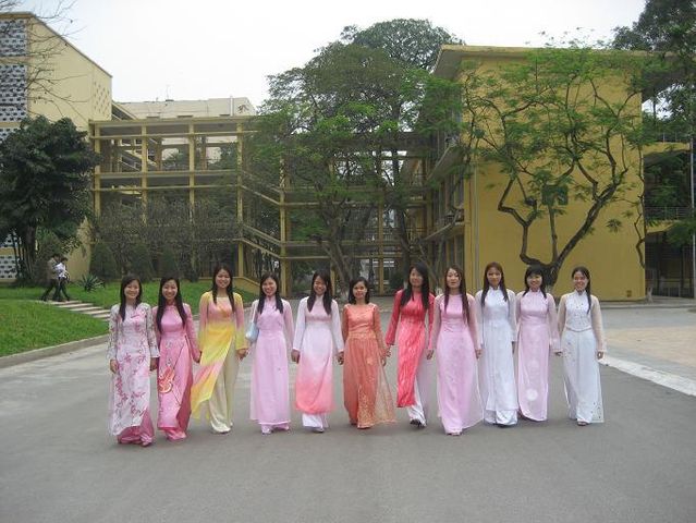File:HUT students in ao dai.jpg