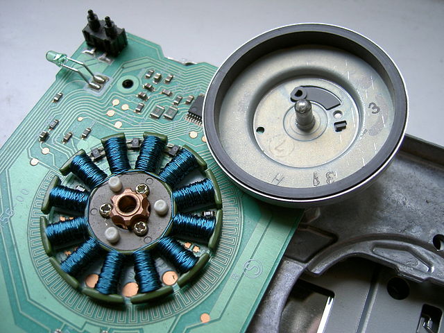 File:Floppy drive spindle motor open.jpg