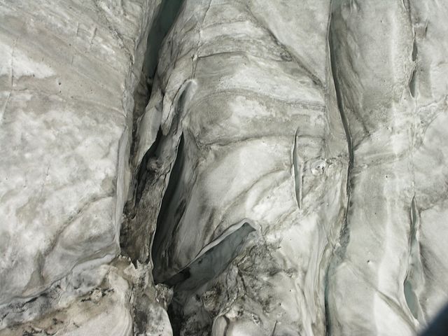 File:TitlisIceCracks.jpg