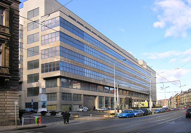 File:Praha Veletržní palác jih.jpg