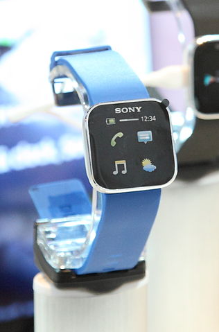 File:SmartWatch MN2 auf der Internationalen Funkausstellung 2012 in Berlin 1 PD.JPG