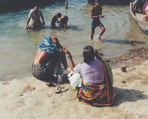 File:Many people go bathing and washing themselves in the ganges in Varanasi India.jpg