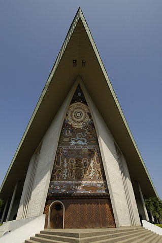 File:Port Moresby parliament building front, by Steve Shattuck.jpg