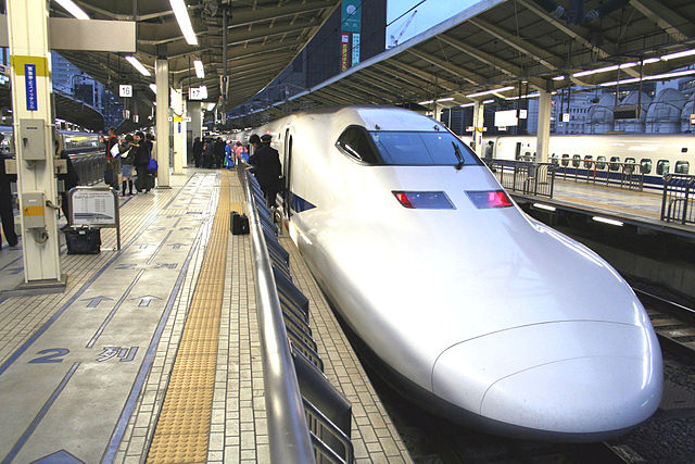 File:Shinkansen Nozomi in Tokyo.jpg