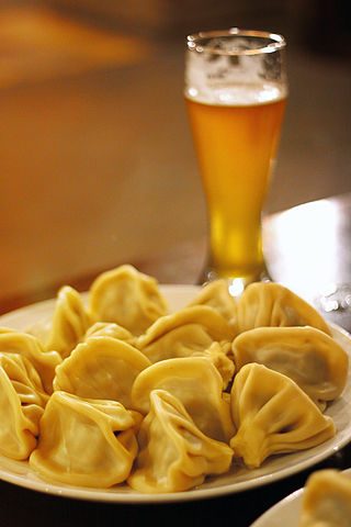 File:Khinkali with beer.jpg