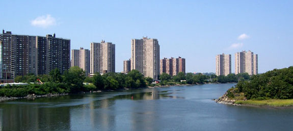 File:Co-op City Hutch River.jpg