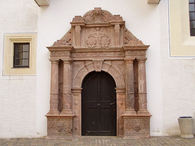 File:Entrance of Colditz Castle chapel.jpg