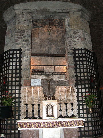 File:Assisi-Tomba di San Francesco.JPG