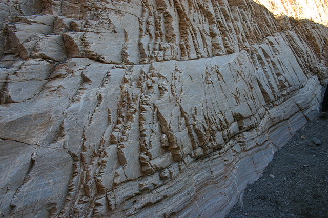 File:Perpendicularly-fused Metamorphosed Sedimentary Layers.jpg