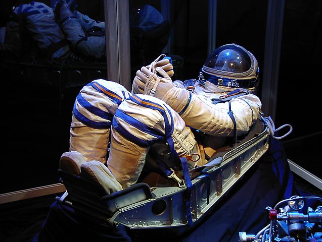 File:Russian space suit 1.jpg