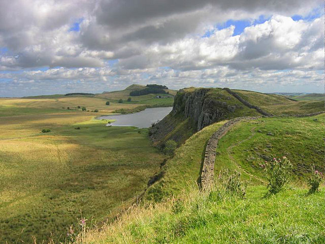 File:Hadrianswall2007.jpg