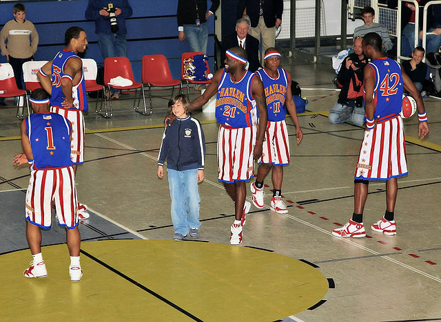 File:Harlem Globetrotter playing with spctators 01.jpg
