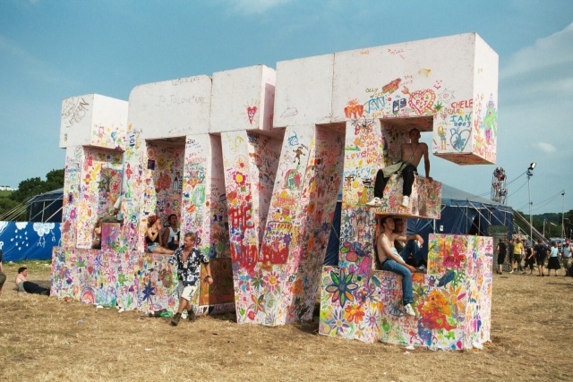 File:Lovesignglasto2003.jpg