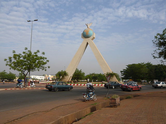 File:Monument de la paix - Bamako.jpg