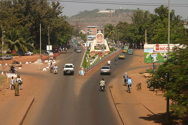 File:Bamakolooking north from the old bridge.jpg