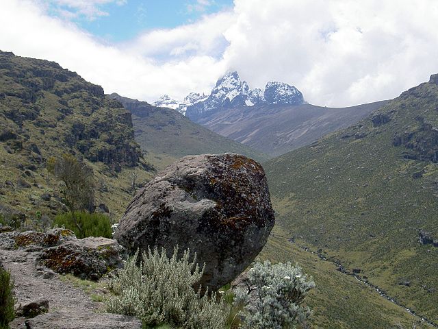 File:View into the Mackinder Valley 3900m.JPG