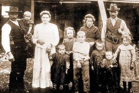 File:FamigliaCastagnaColoniCapitanPastene1910.jpg