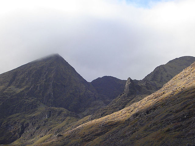 File:Irl-Carrantuohill summit.jpg